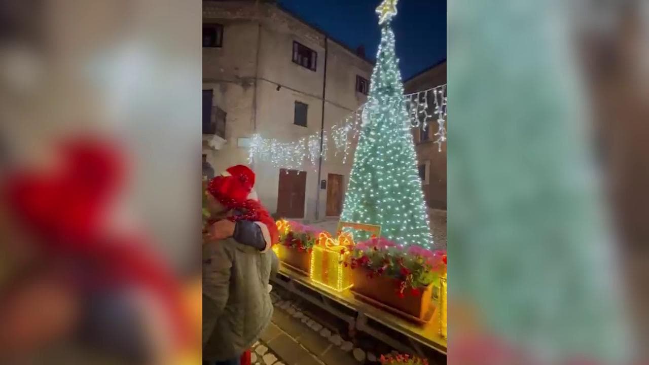 Lo strano agosto di Terranera, il borgo che in piena estate festeggia il Natale