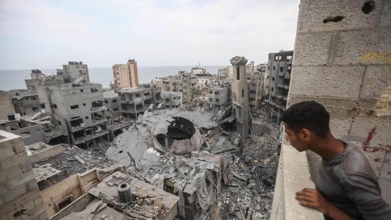 Un giovane palestinese guarda la moschea Ahmed Yassin distrutta dai raid israeliani  in un campo nella città di Gaza