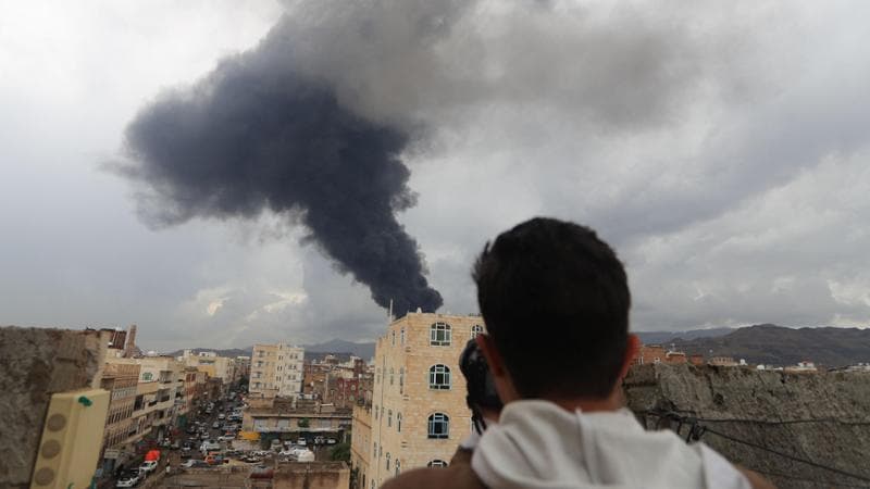 Sanaa, palazzo in fiamme dopo il raid israeliano
