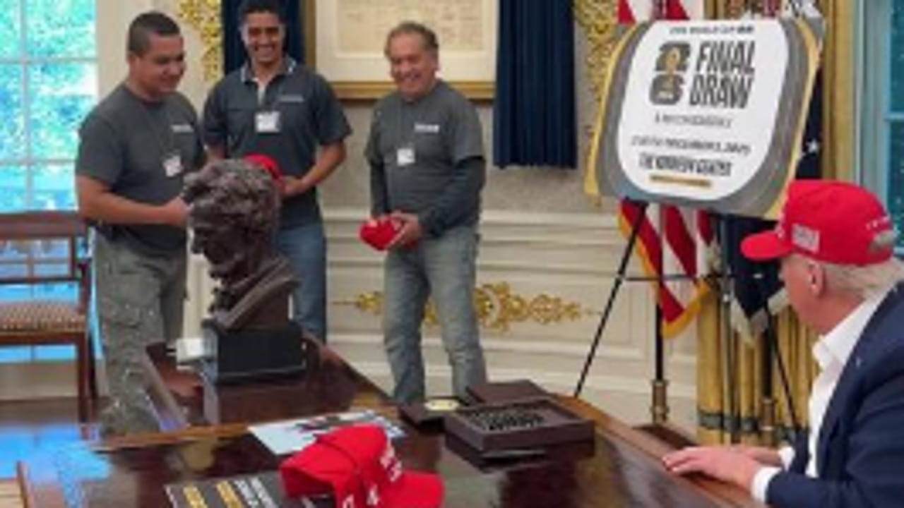 Trump riceve i muratori che lavorano nello Studio Ovale e regala cappellini (tirandoli)  e spille
