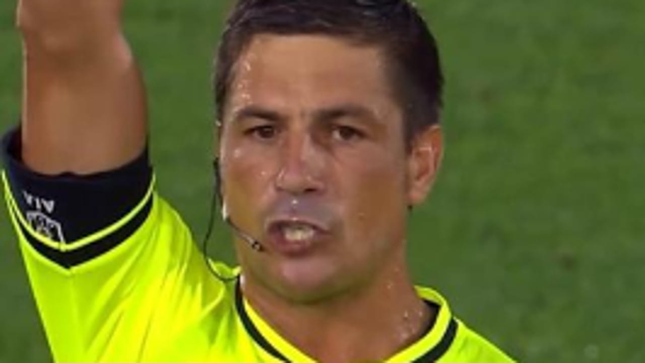 Como-Lazio, il primo storico annuncio VAR dell'arbitro allo stadio
