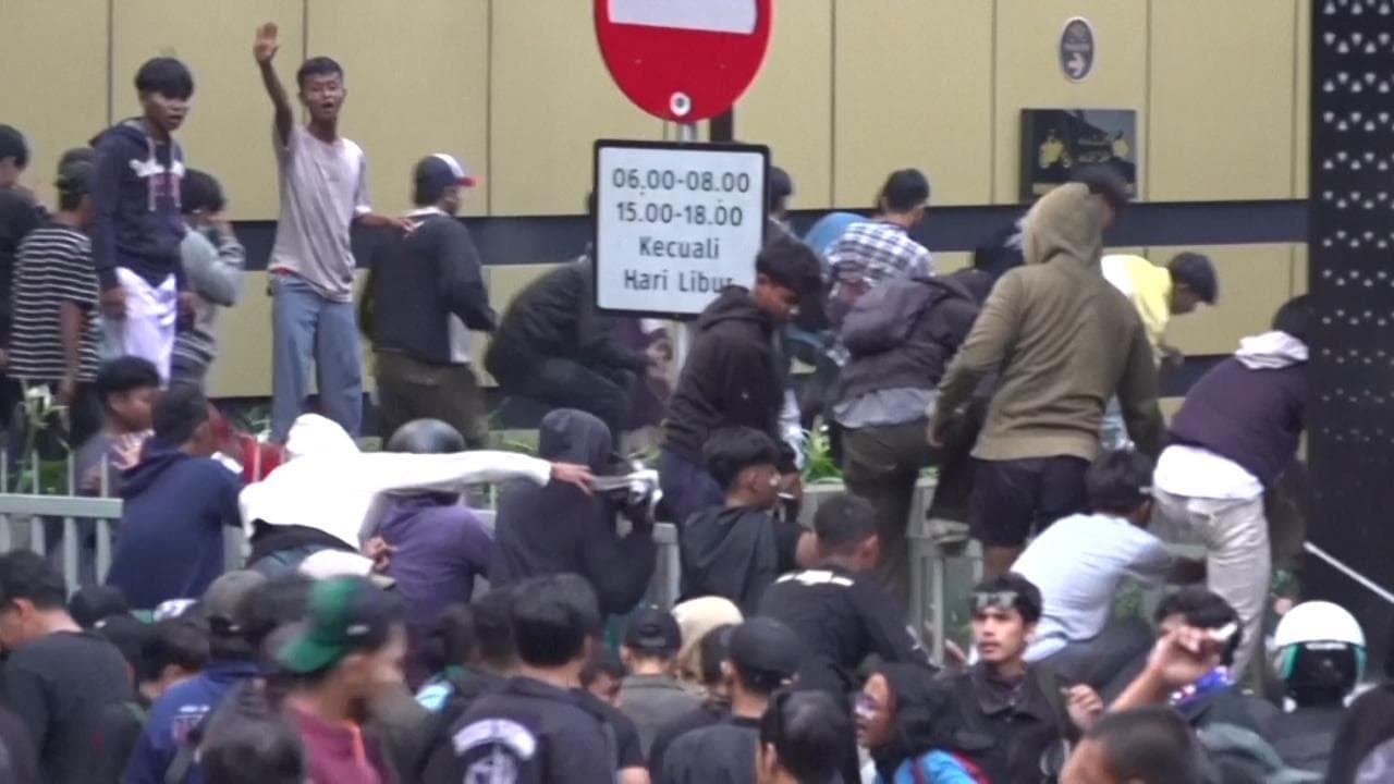 Indonesia, proteste degli studenti davanti al Parlamento: no all'aumento degli stipendi dei deputati