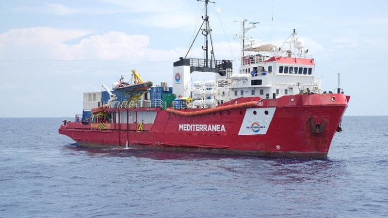 Migranti, fermata la nave Mediterranea. “Bloccano noi, ma fanno accordi con chi spara contro le ong”