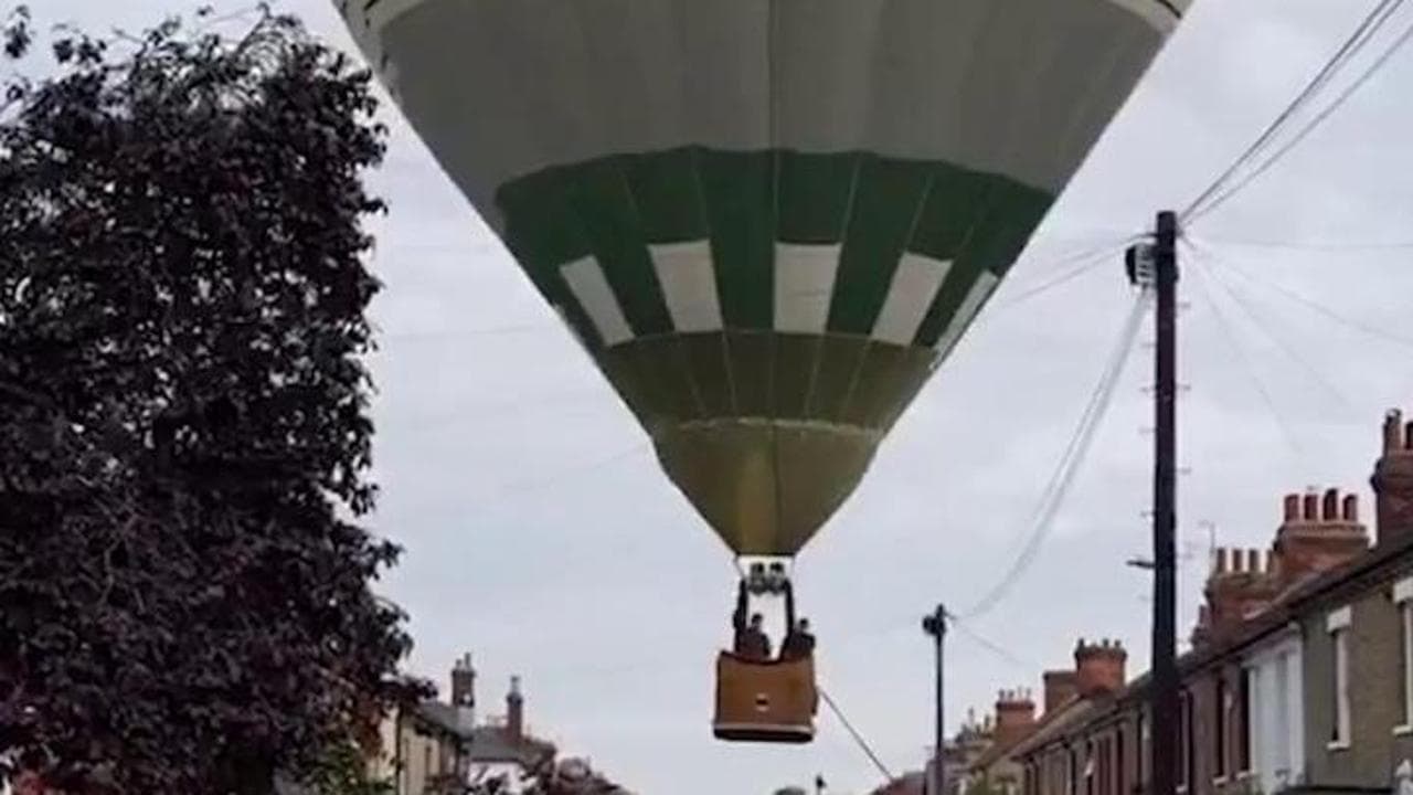 Inghilterra, l'atterraggio d'emergenza della mongolfiera: la manovra di alta precisione salva tutti