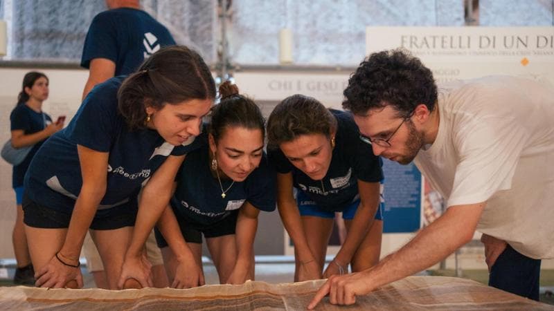 Volontari al lavoro per allestire il Meeting di Rimini

