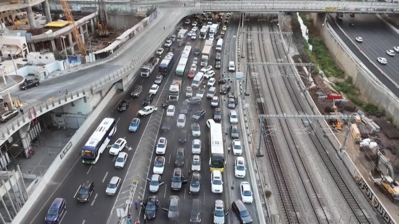Israele: in piazza per la liberazione degli ostaggi, i manifestanti bloccano l'autostrada