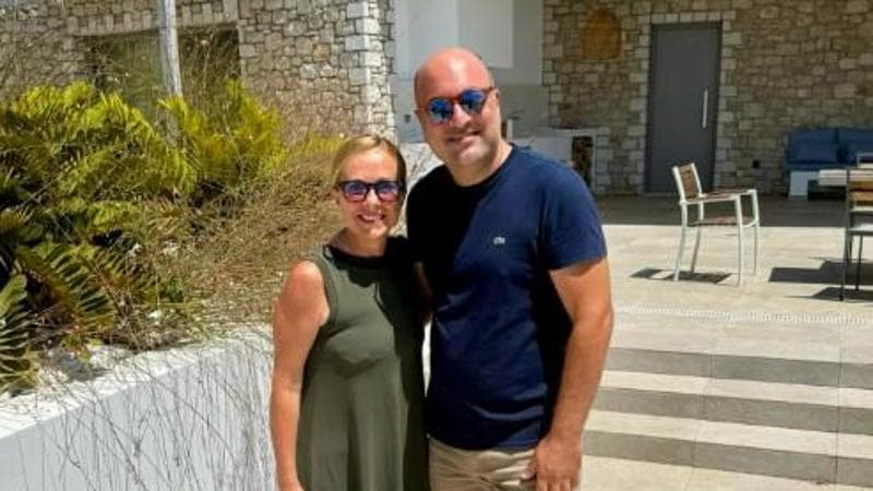 La premier Giorgia Meloni in vacanza a Rodi, la foto con il proprietario del resort