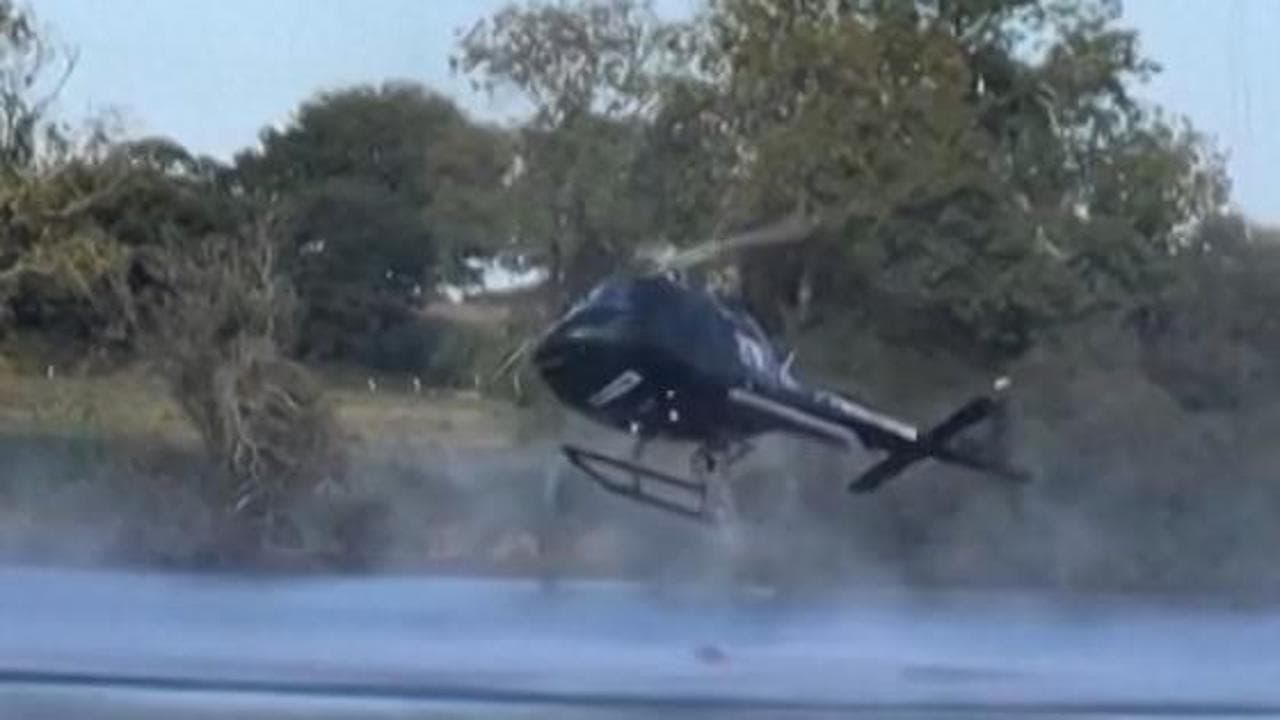 Francia: elicottero anti-incendio si schianta nel lago mentre fa rifornimento d'acqua
