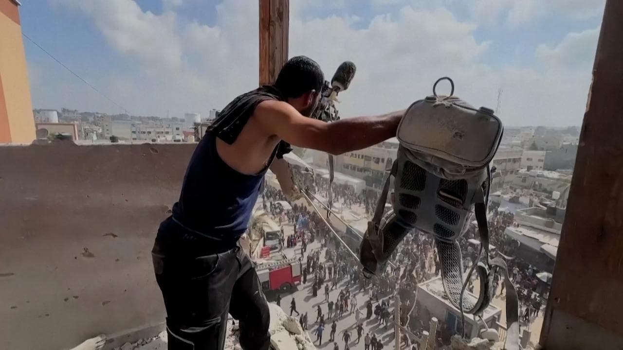 Gaza: il nuovo video dell'attacco israeliano all'ospedale Nasser che ferisce il fotografo Reuters
