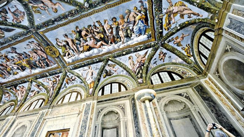 Villa Farnesina a Roma, le volte affrescate nella Loggia di Cupido e Psiche dipinte da Raffaello e dai suoi allievi (ANSA/RICCARDO ANTIMIANI)
