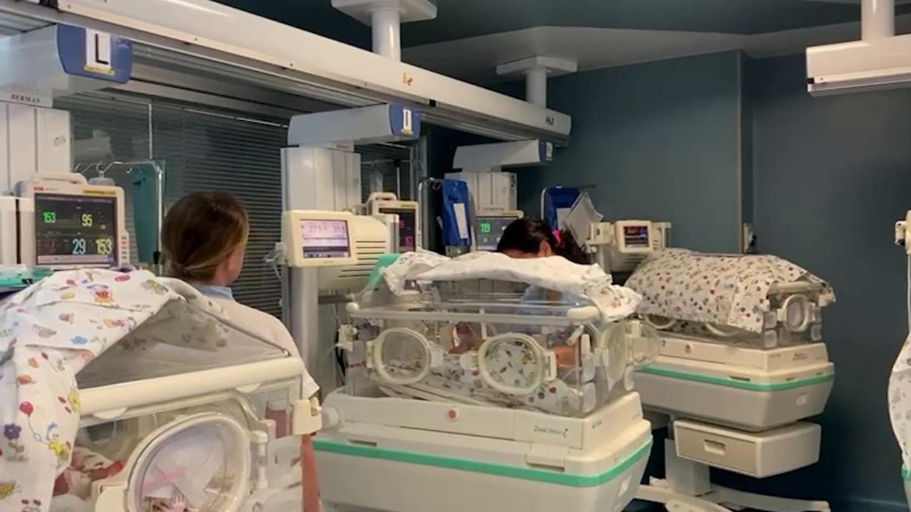 Fiocco triplo a Cagliari, nati Mattia, Aurora e Sofia: raro trigemino al Policlinico di Monserrato