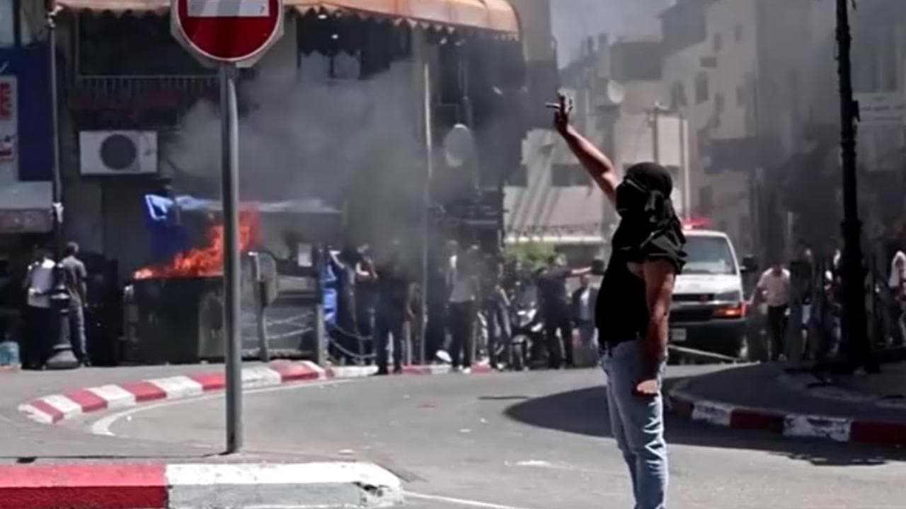 Ramallah, scontri tra palestinesi e esercito dopo il raid israeliano nella West Bank: 24 feriti