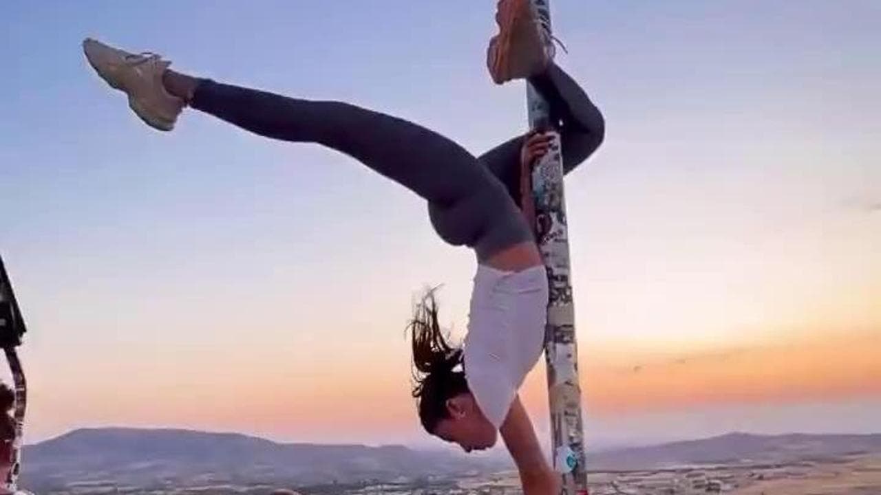 Pole dance sul pennone con la bandiera turca: turista rischia cinque anni di carcere per oltraggio