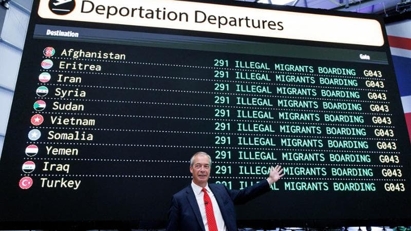 Regno Unito, divieto di richiedere asilo e deportazioni: Farage svela il suo piano contro i migranti