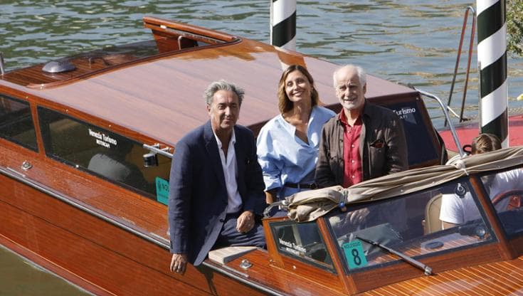 Paolo Sorrentino arriva al Lido con gli attori del suo film "La grazia", Anna Ferzetti e Toni Servillo