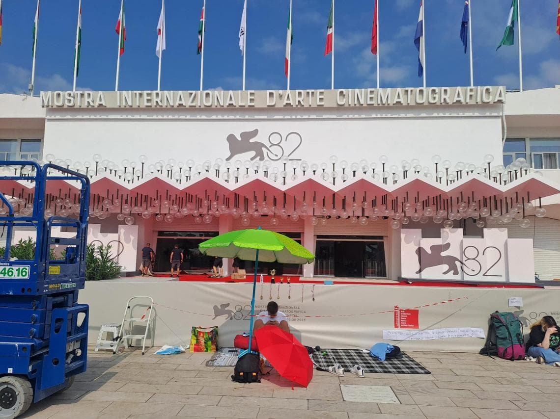 Un ragazzo si è assicurato un posto davanti al red carpet, con largo anticipo