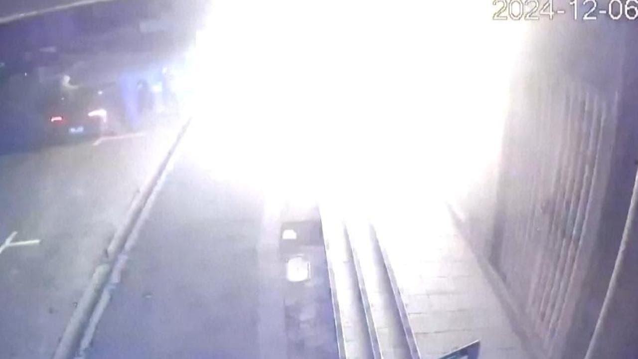 Melbourne, sinagoga incendiata nel 2024: il video mostra gli attentatori e le fiamme