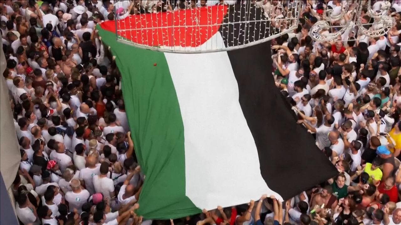 Tomatina in Spagna, un'enorme bandiera palestinese sventola tra i lanci di pomodori