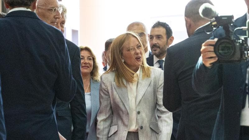 L’ovazione, le promesse, gli attacchi. Giorgia Meloni conquista la platea del Meeting