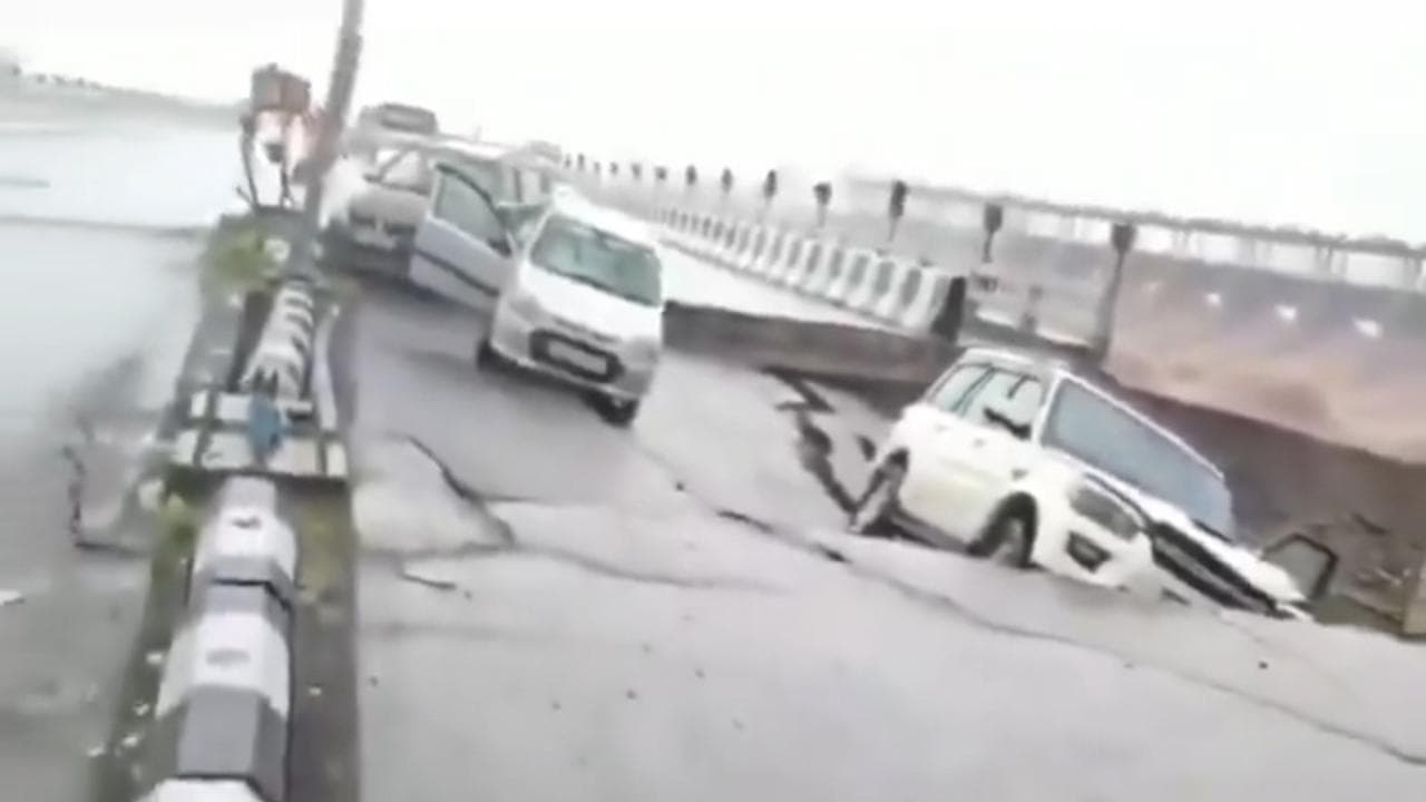 India flagellata da forti piogge, decine di auto intrappolate nel crollo di un ponte: il video