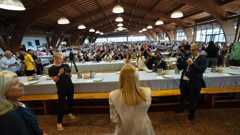Cl abbraccia la premier: “Ora mi commuovo”. Poi va a San Patrignano