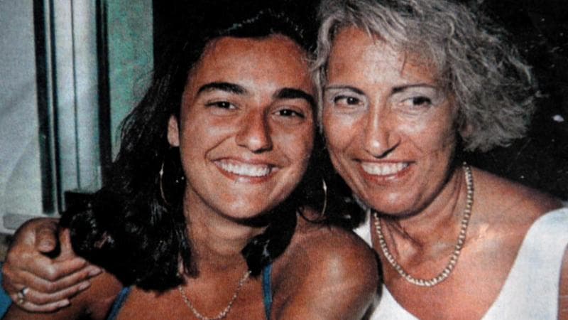 Eliana Englaro con la madre in una foto poco prima dell'incidente
