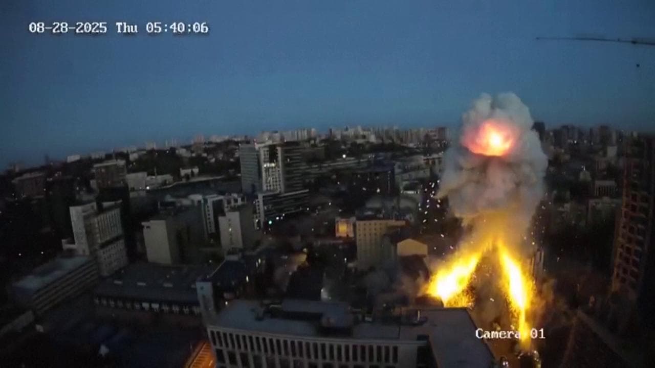 Kiev, il momento esatto in cui il missile colpisce un edificio nel centro della capitale