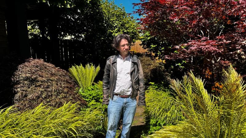 Curtis Yarvin, 51 anni, nel giardino della sua villa a Berkeley, California. Riccardo Staglianò