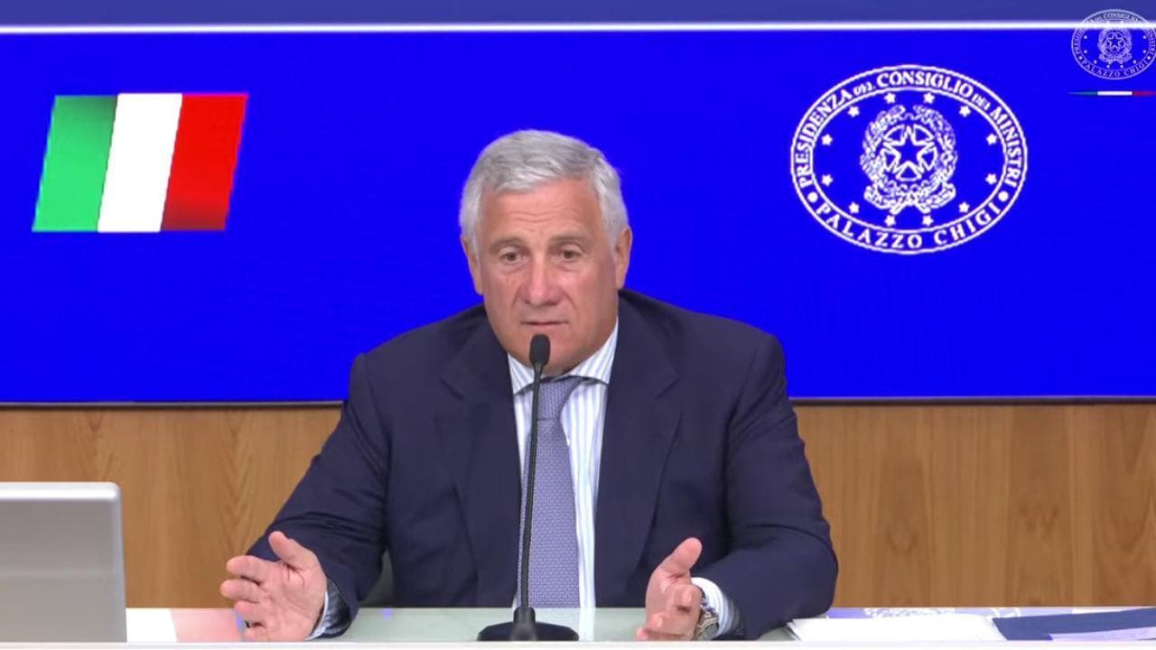 Tajani sull'Ucraina: "Sminare è missione umanitaria, non militare. Garanzie su modello art. 5 Nato"
