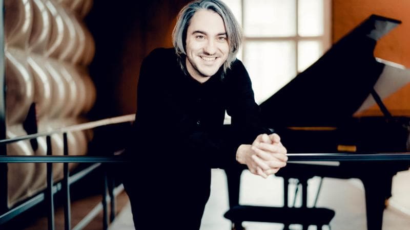Alexander Gadjiev, il pianista che incanta senza spettacolo