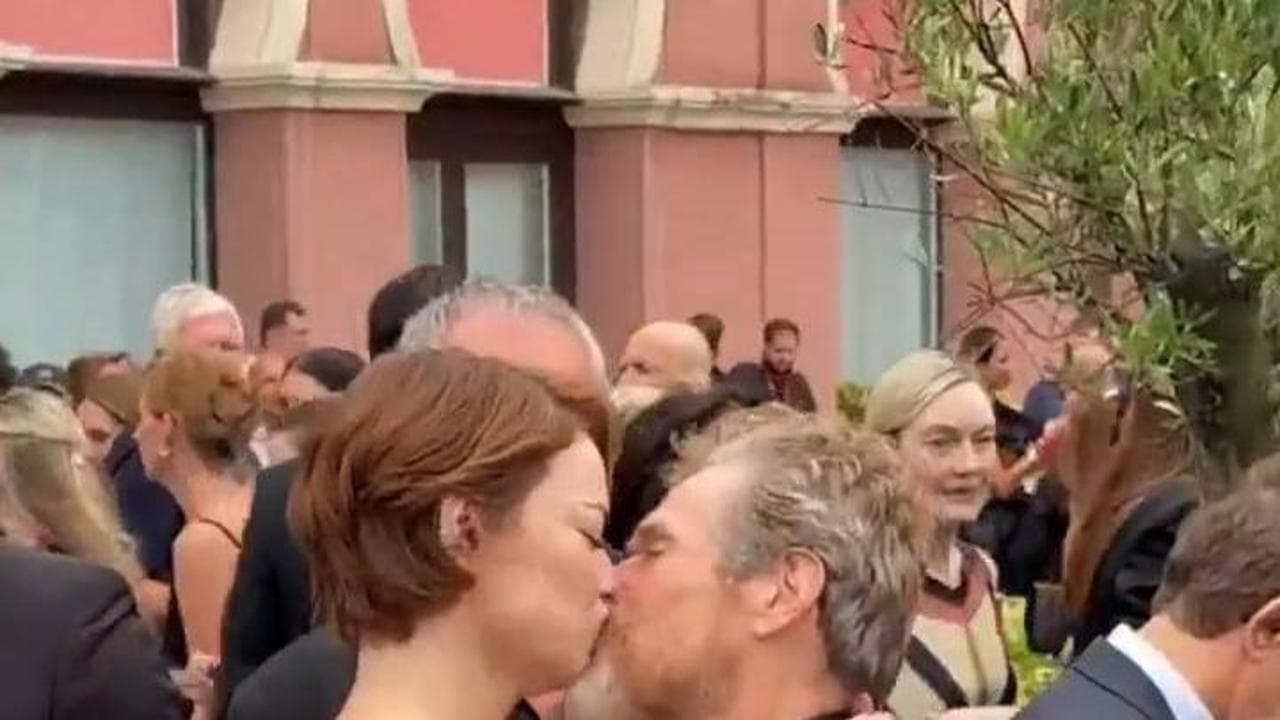 Venezia, il bacio sulla bocca tra Emma Stone e Willem Dafoe