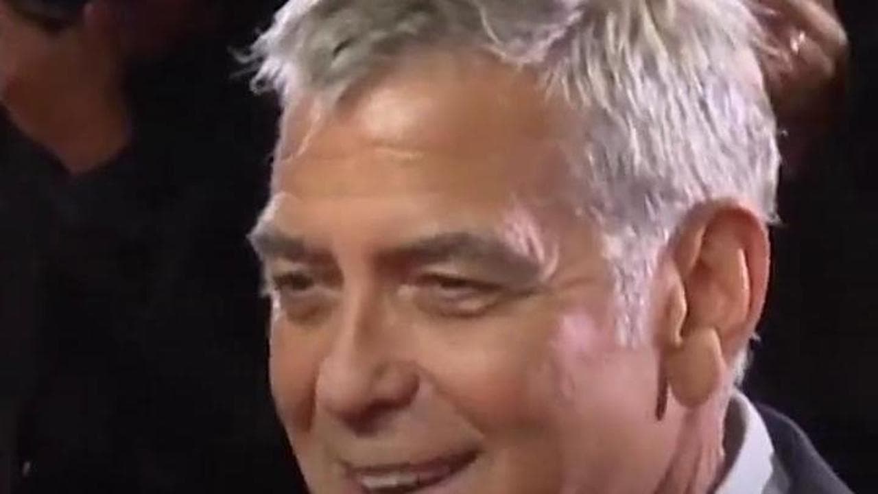 Venezia, l'attesa per Clooney: l'attore acclamato dai fan sotto la pioggia