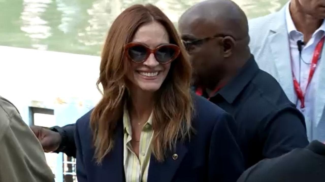 Julia Roberts sbarca al Lido: fan e fotografi scatenati all'arrivo della diva