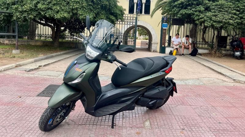 Atina'da Piaggio Beverly 310 ile anıtlar, restoranlar, plajlar ve trafik arasında. Nasıl gitti