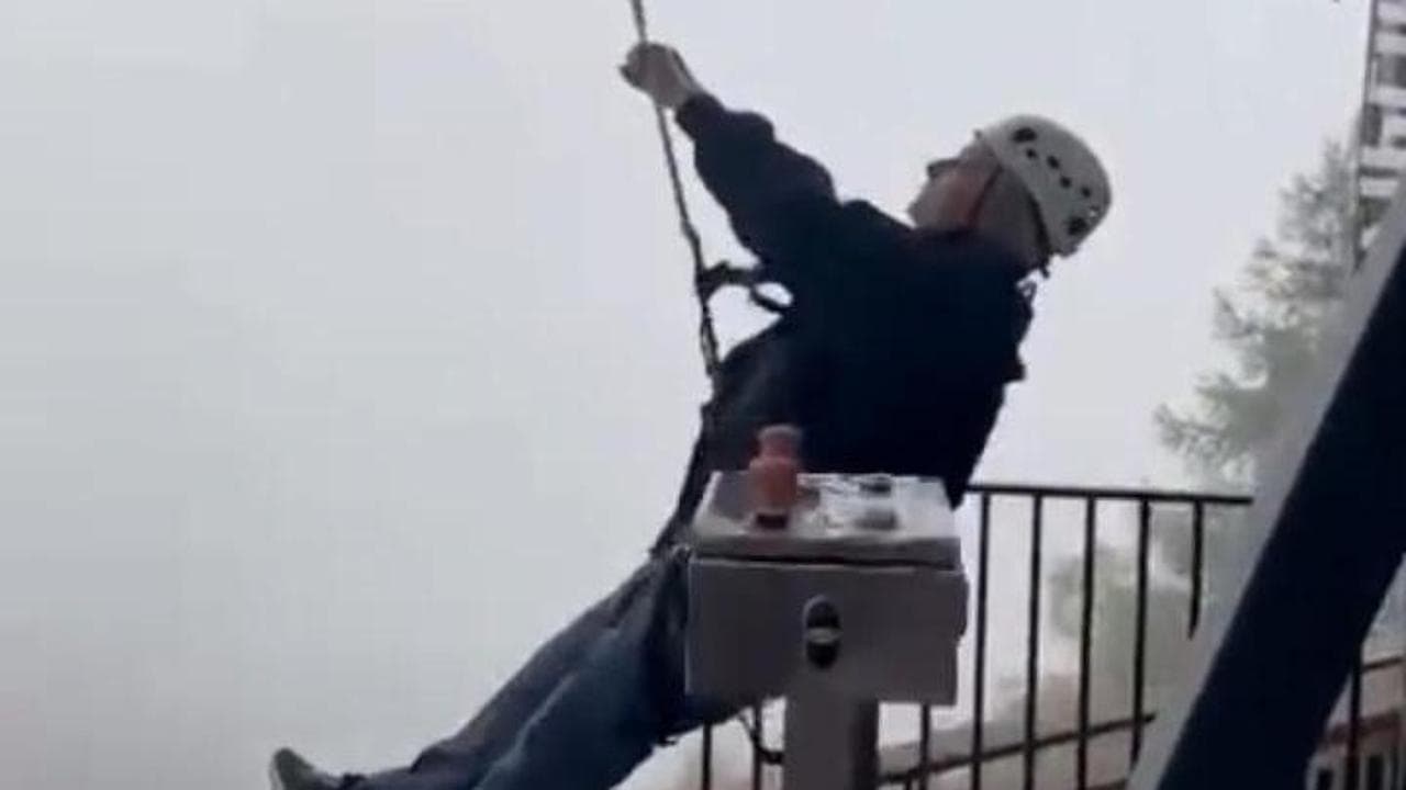 Il maestro pasticciere Massari compie 83 anni e si lancia con la zipline: "Volevo sentirmi vivo"