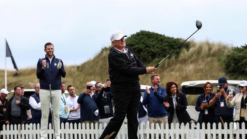 Re Trump contro i mulini a vento