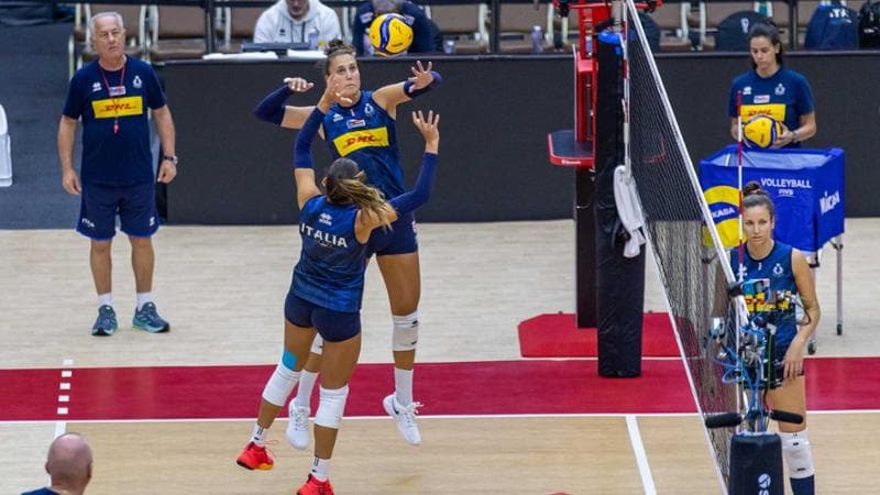 Julio Velasco segue in allenamento Anna Danesi e Alessia Orro a Bangkok (foto Fipav)