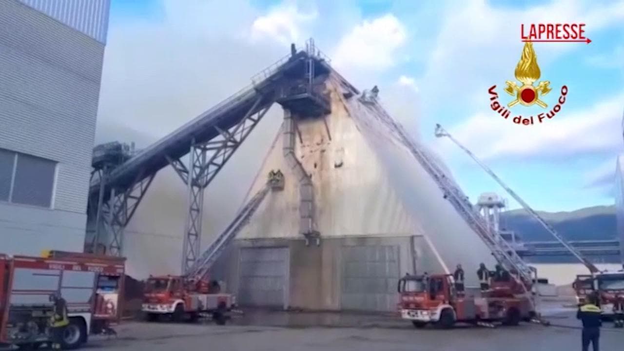 Udine, incendio in una fabbrica di mobili: l'intervento dei Vigili del Fuoco