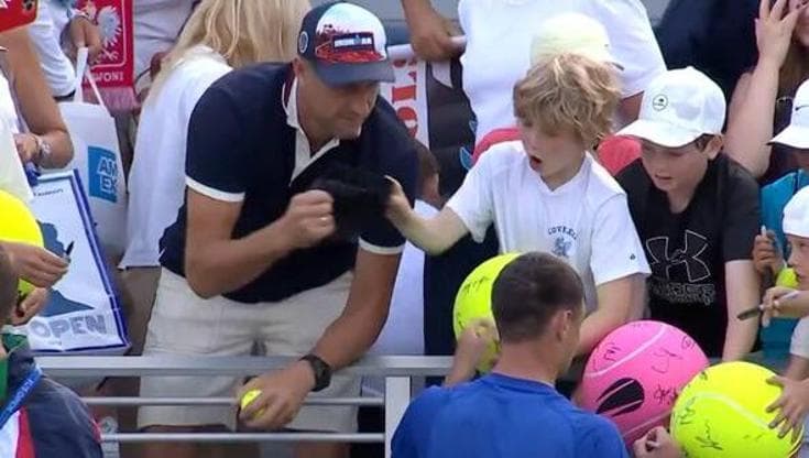 Il cappellino rubato al bambino: il tennista Majchrzak lo rintraccia e sistema tutto
