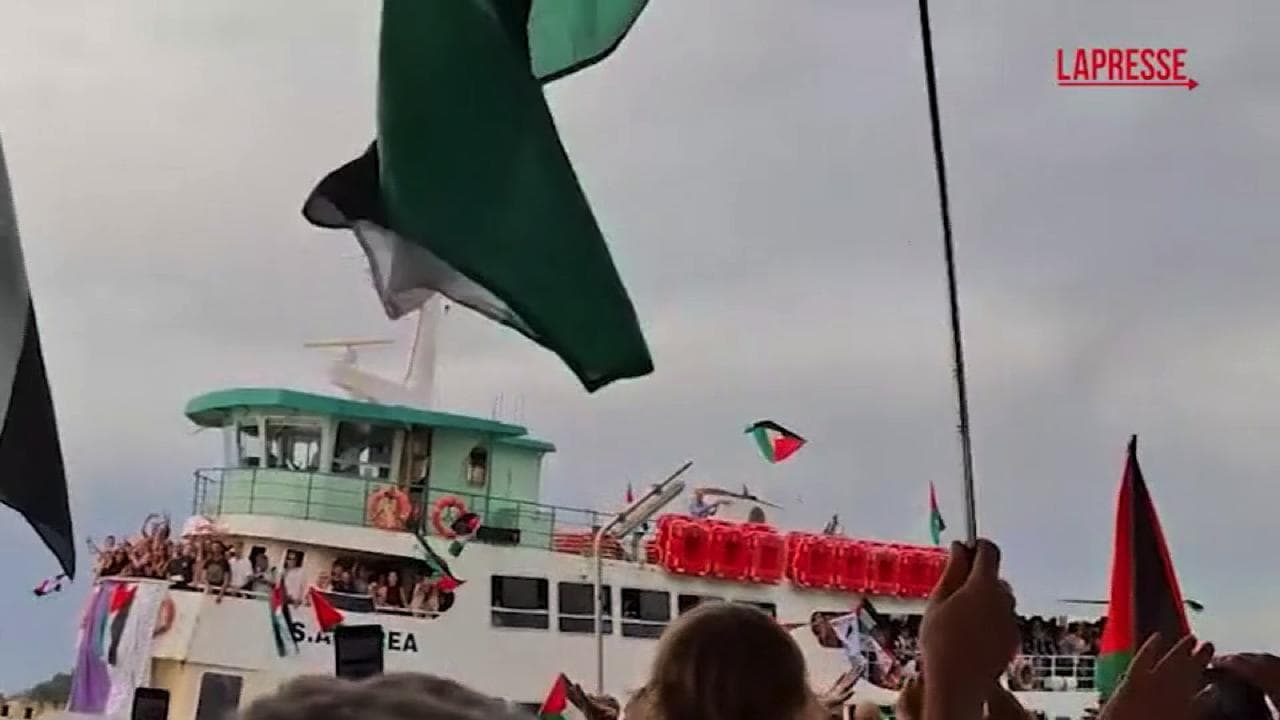 Venezia, manifestazione pro Palestina al Lido: l'arrivo di una nave con 700 persone