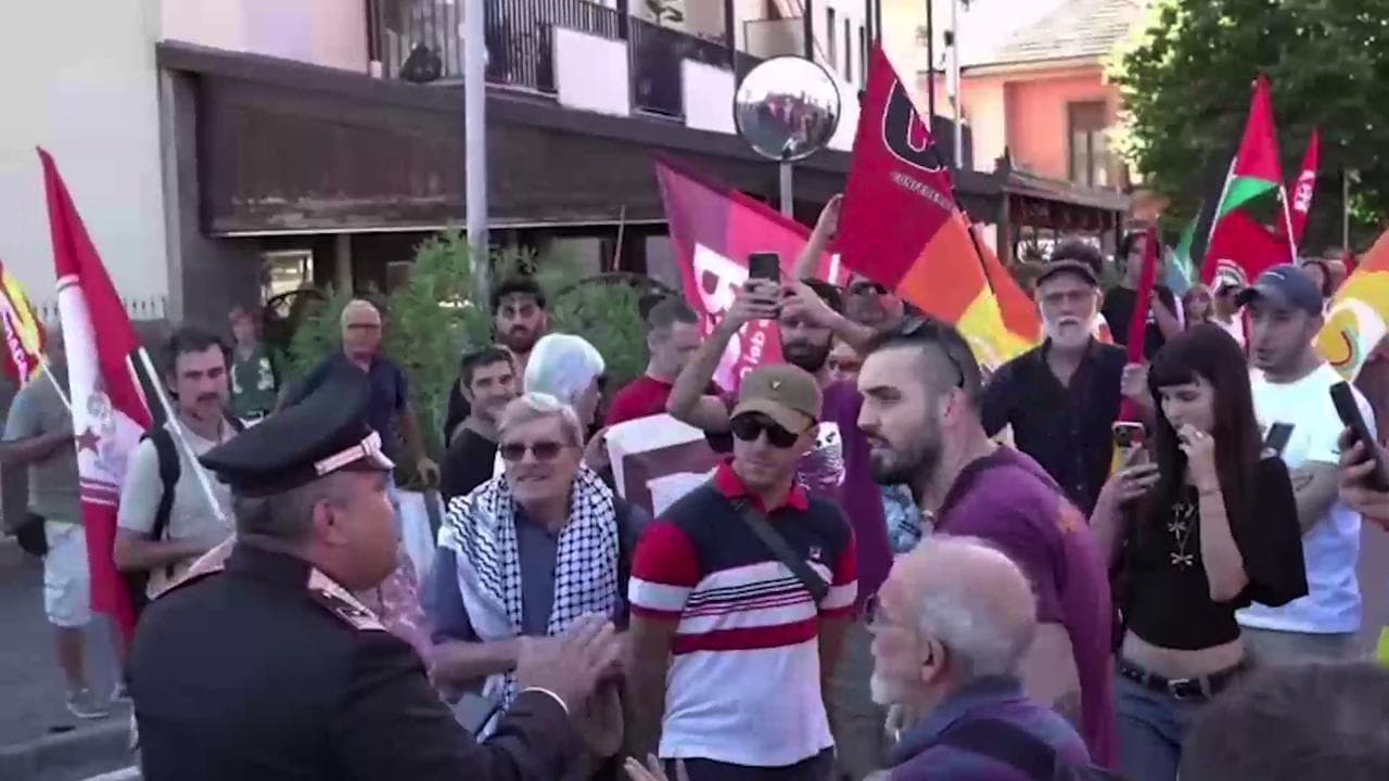 Strage Brandizzo: carabinieri chiedono generalità durante commemorazione. I manifestanti: "Vergogna"