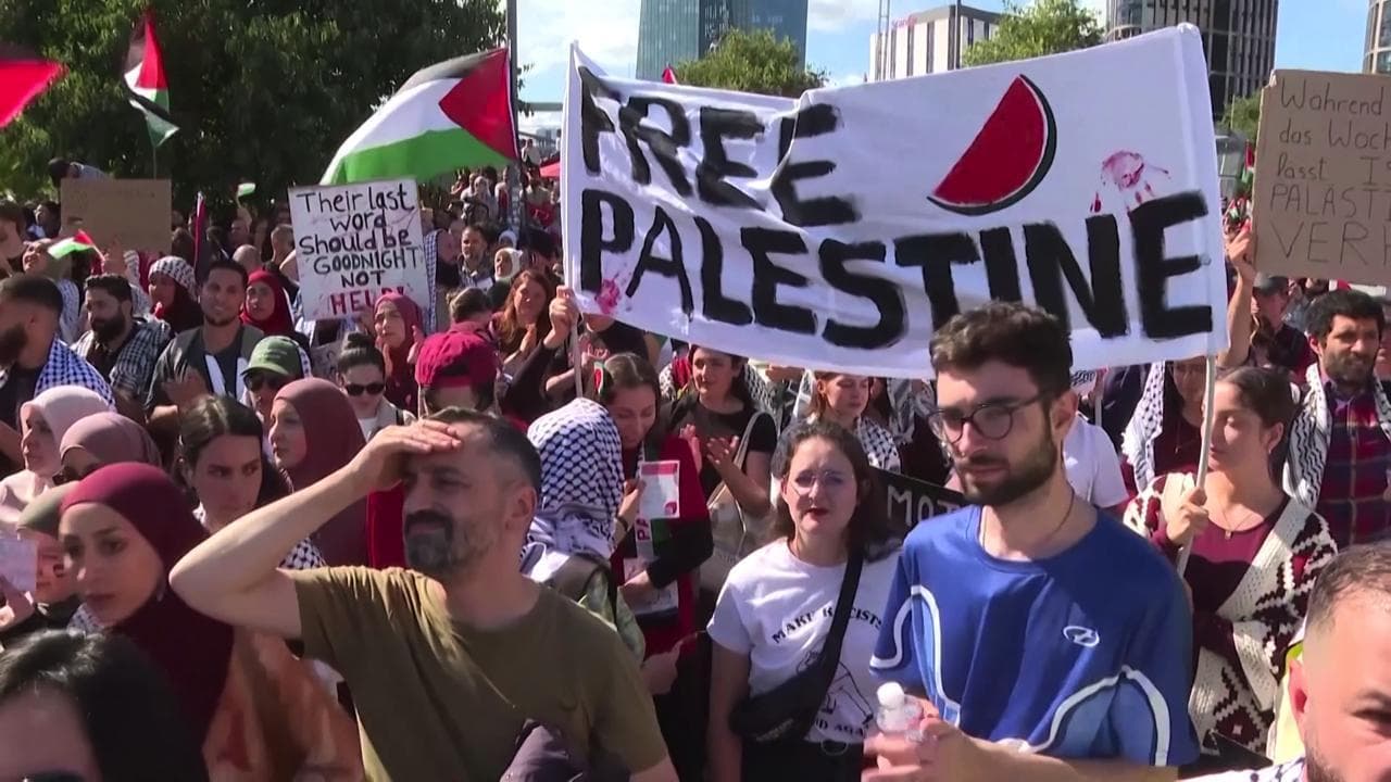 Germania, manifestazione pro Palestina a Francoforte: in strada più di 10mila persone