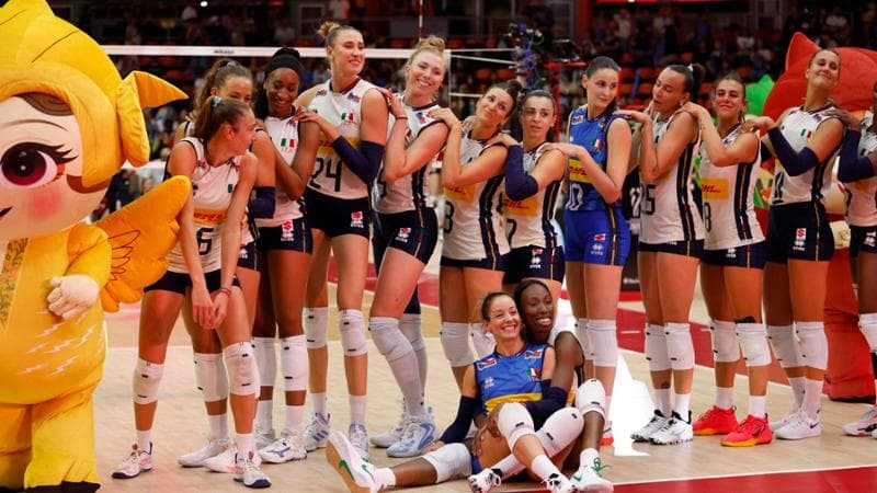 Foto ricordo per le azzurre dopo aver battuto la Germania a Bangkok
