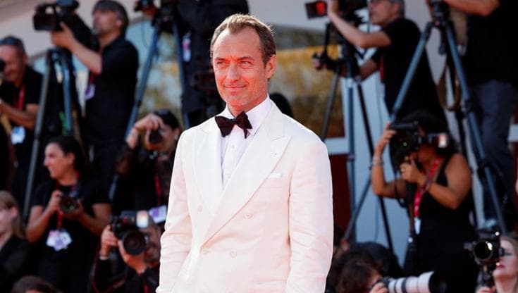Jude Law sul red carpet prima dell'anteprima di "Il mago del Cremlino"