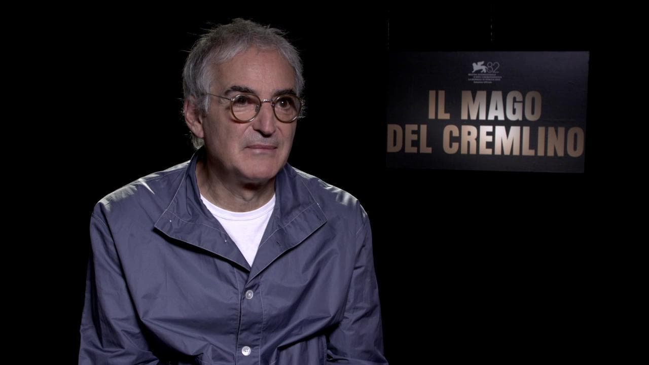 Olivier Assayas a Venezia 82: "Quello che accade in Russia sta succedendo nel mondo intero"