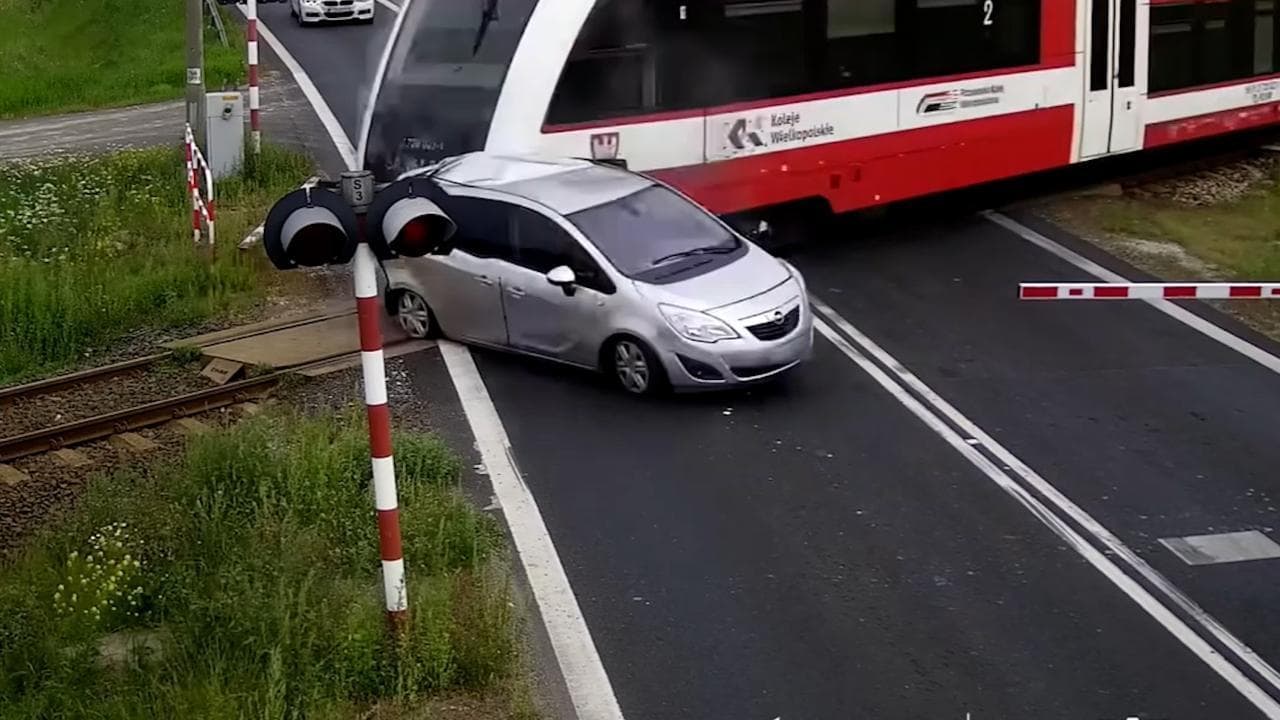 Polonia, l'autista non vede il passaggio a livello che chiude: lo travolge e arriva il treno
