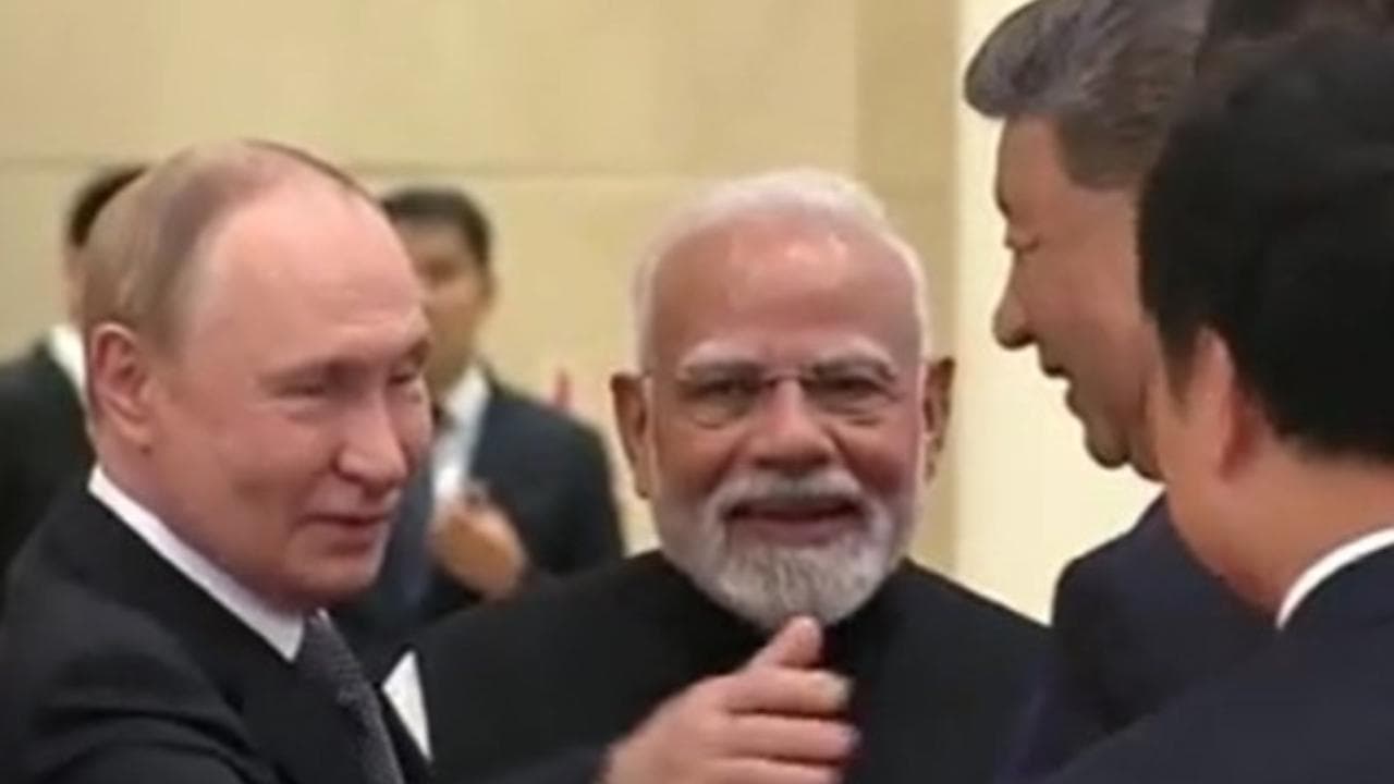 Cina, vertice SCO: Modi, Putin e Xi tra risate e abbracci. Prove generali di nuovo ordine mondiale
