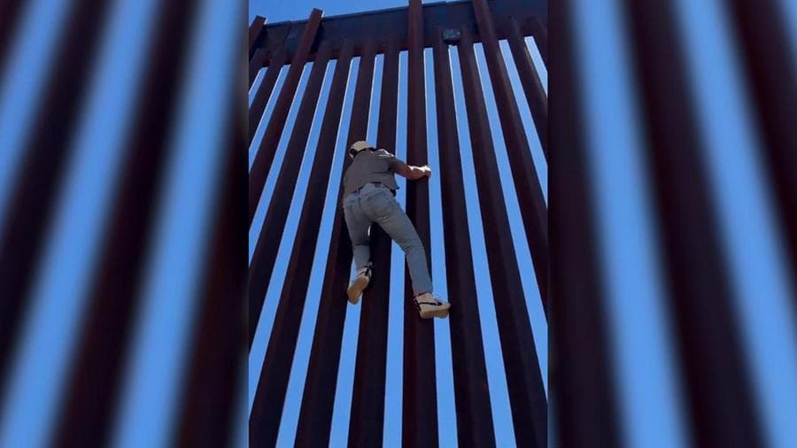 Messico, influencer americano scala il muro anti-migranti: "Non è difficile"