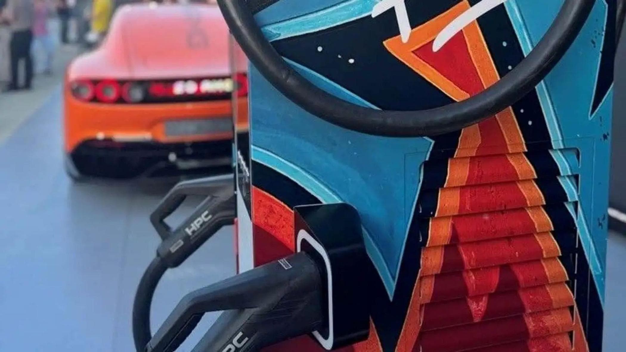 İşte elektrikli süper otomobilleri şarj eden 850 kW sütunu. Ve bu İtalyan. Nasıl Çalışır