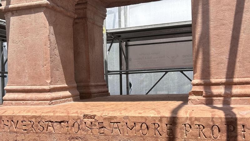 Dettaglio dell'epigrafe sulla tomba di Francesco Petrarca ad Arquà